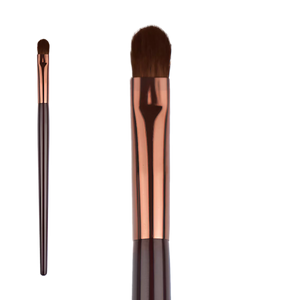 Élan Professional Brush Face No.23 features a densely packed, rounded synthetic bristle head ideal for precise application of concealer or cream eyeshadow on delicate areas